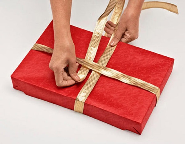 Hur man packar en present i en presentpapper