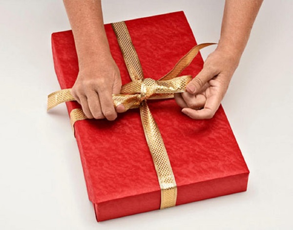 Hur man packar en present i en presentpapper