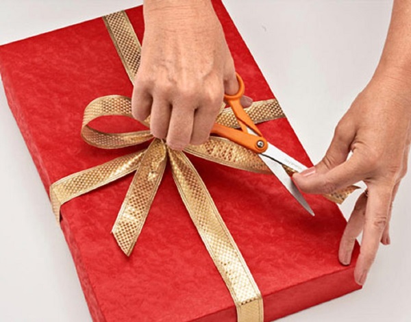 Hur man packar en present i en presentpapper