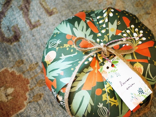 Hur man packar en present i en presentpapper