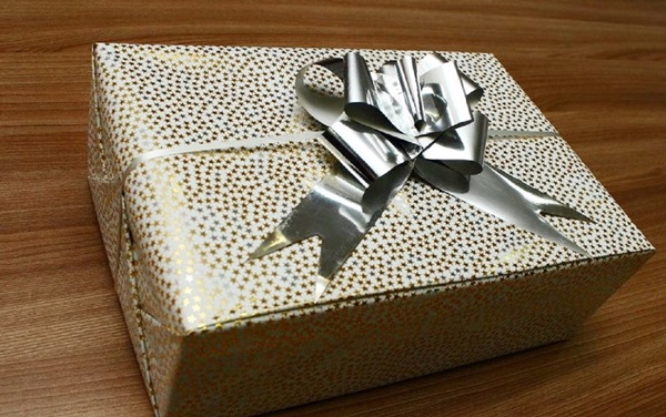 Hur man packar en present i en presentpapper