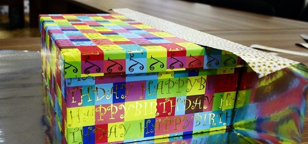Hur man packar en present i en presentpapper