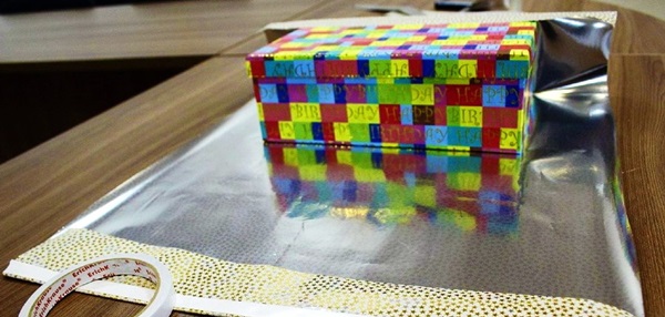 Hur man packar en present i en presentpapper