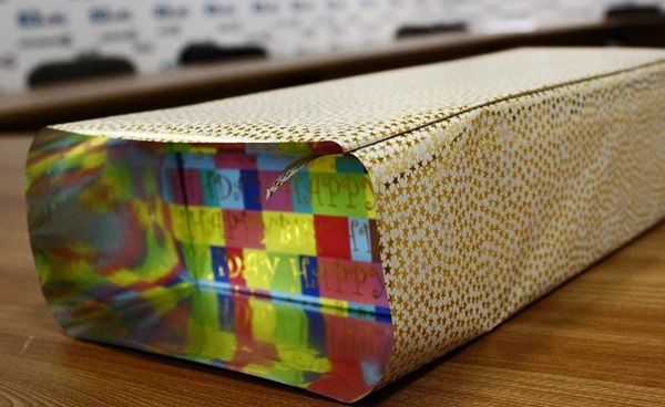 Hur man packar en present i en presentpapper