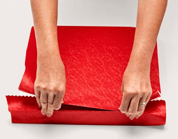 Hur man packar en present i en presentpapper