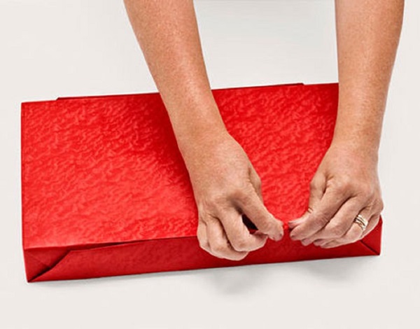 Hur man packar en present i en presentpapper