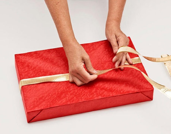 Hur man packar en present i en presentpapper