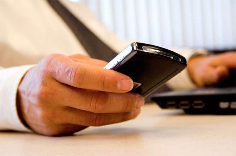 hand med telefon