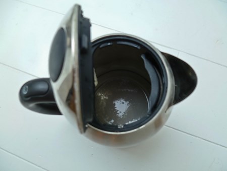 Hur man tar bort skum i vattenkokaren med folkmekanismer