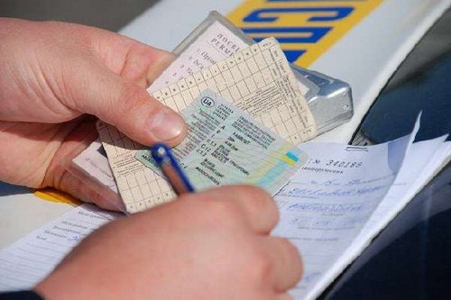 Hur man kontrollerar böter från trafikpolisen på bilens nummer