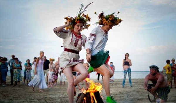Vad är antalet Ivan Kupala år 2016? Vilka förmögenheter, ritualer, traditioner är förknippade med semestern? Vad man ska göra på Ivan Kupala, grattis