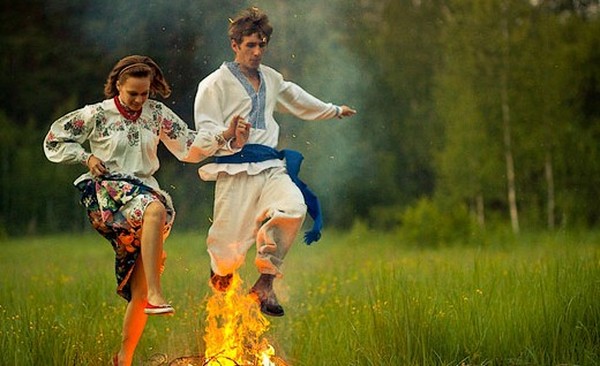 Vad är antalet Ivan Kupala år 2016? Vilka förmögenheter, ritualer, traditioner är förknippade med semestern? Vad man ska göra på Ivan Kupala, grattis
