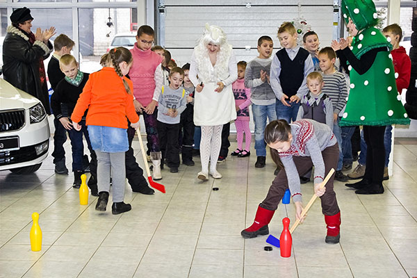 Tävlingar för det nya året 2017 Rooster: spel och underhållning för familjen, stort företag, företag, dagis och skola