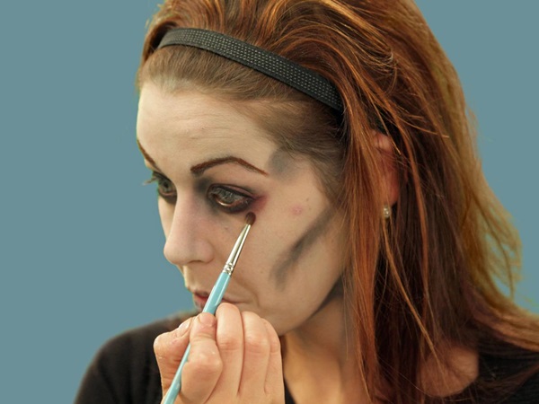 Scary makeup för Halloween med egna händer för tjejer och tjejer