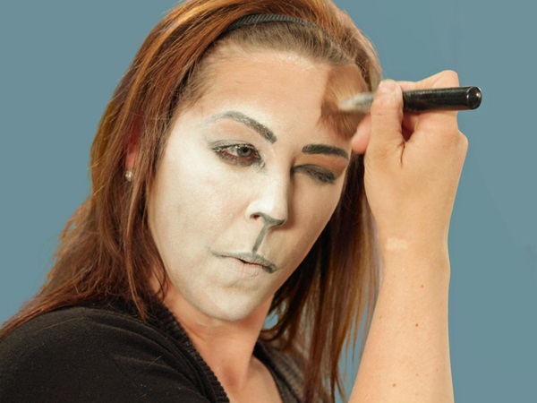 Scary makeup för Halloween med egna händer för tjejer och tjejer