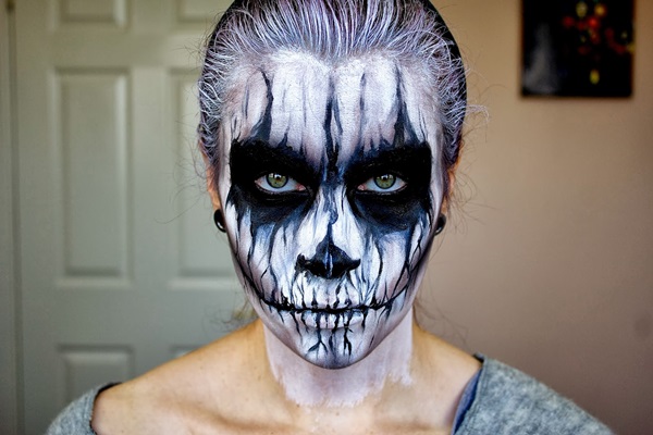 Scary makeup för Halloween med egna händer för tjejer och tjejer
