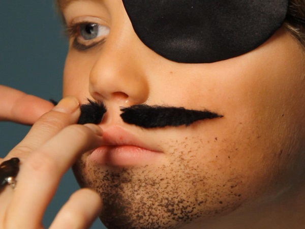 Scary makeup för Halloween med egna händer för tjejer och tjejer