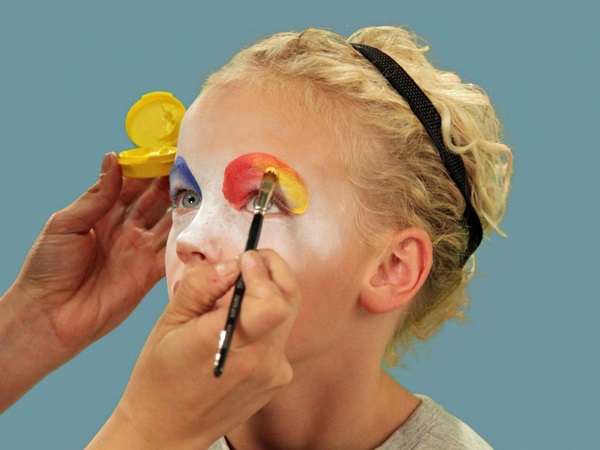 Scary makeup för Halloween med egna händer för tjejer och tjejer