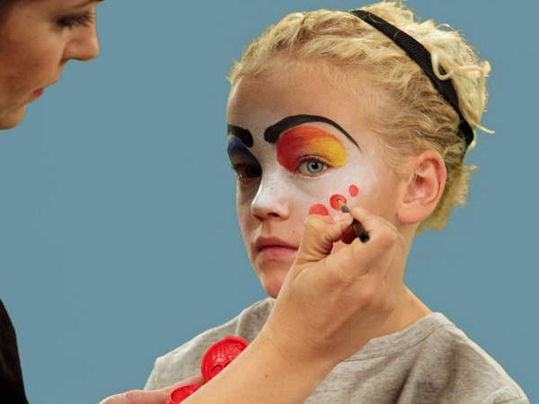 Scary makeup för Halloween med egna händer för tjejer och tjejer