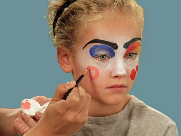 Scary makeup för Halloween med egna händer för tjejer och tjejer