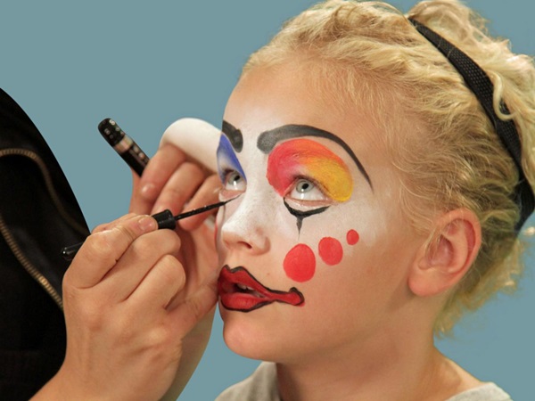 Scary makeup för Halloween med egna händer för tjejer och tjejer