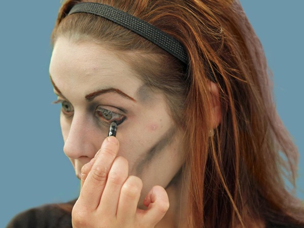 Scary makeup för Halloween med egna händer för tjejer och tjejer