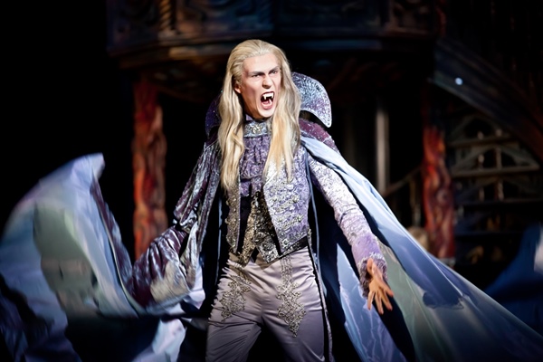 Musikalier om vampyrer som är värda att se. Den legendariska vampyrbollen