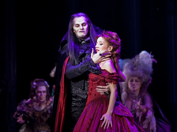 Musikalier om vampyrer som är värda att se. Den legendariska vampyrbollen