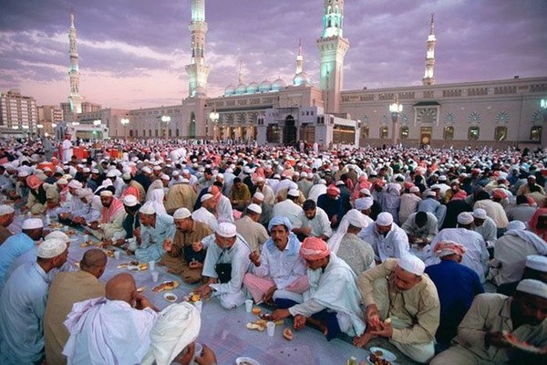 Ramadan 2016 - början och slutet i Ryssland, Moskva, Tunisien, Förenade Arabemiraten. Kalenderen för den heliga månaden i Moskva, kalendern. Grattis till Ramadan 2016 i vers