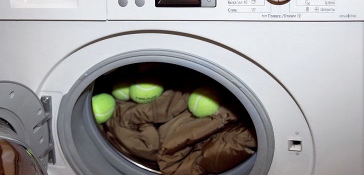 Tvätta dunjackan i en tvättmaskin är lätt