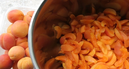 Aprikosjuice i multivarken för vintern