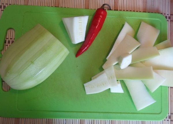 Adjika från zucchini för vintern: stegvisa recept av blankt med ett foto