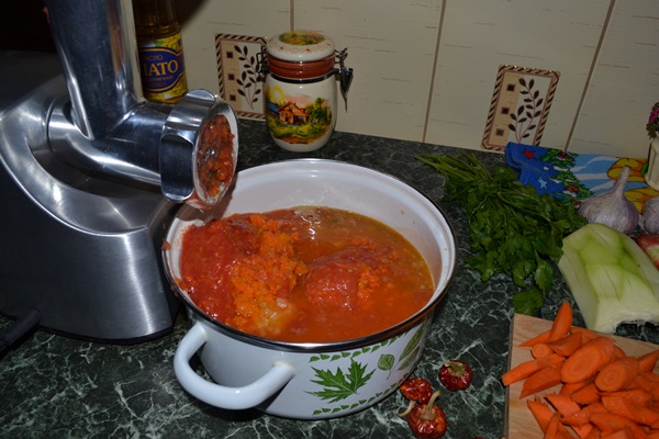 Adjika från zucchini för vintern: stegvisa recept av blankt med ett foto