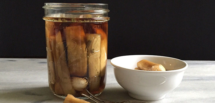 Äggplanter som svamp: recept för skörd till vintern med steg-för-steg-bilder