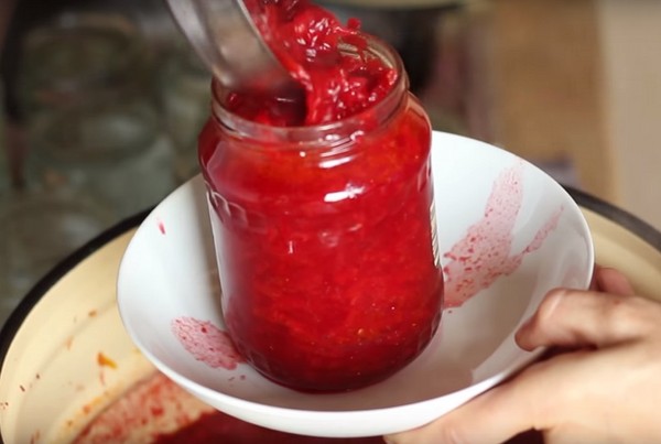 Borsch för vintern i burkar, recept för beredningar med betor och kål, tomatpasta och utan det