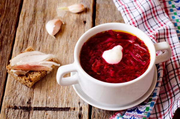 Borsch för vintern i burkar, recept för beredningar med betor och kål, tomatpasta och utan det