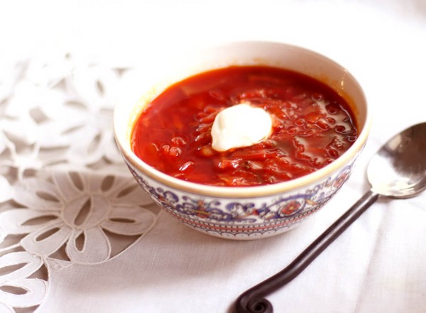 Borsch för vintern i burkar, recept för beredningar med betor och kål, tomatpasta och utan det