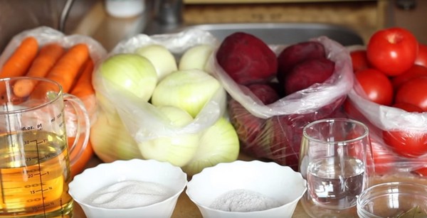 Borsch för vintern i burkar, recept för beredningar med betor och kål, tomatpasta och utan det