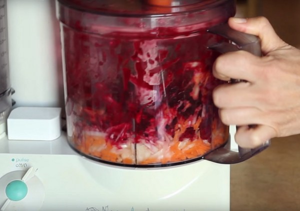 Borsch för vintern i burkar, recept för beredningar med betor och kål, tomatpasta och utan det