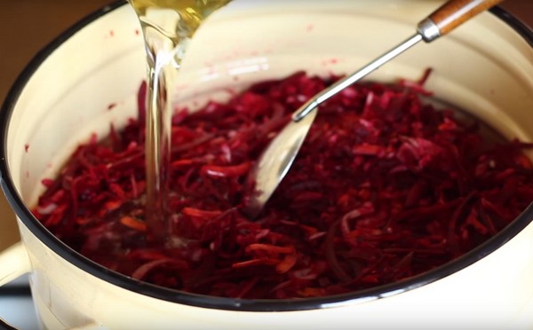 Borsch för vintern i burkar, recept för beredningar med betor och kål, tomatpasta och utan det