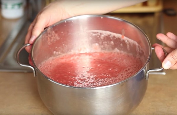 Borsch för vintern i burkar, recept för beredningar med betor och kål, tomatpasta och utan det