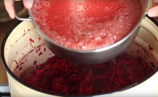 Borsch för vintern i burkar, recept för beredningar med betor och kål, tomatpasta och utan det
