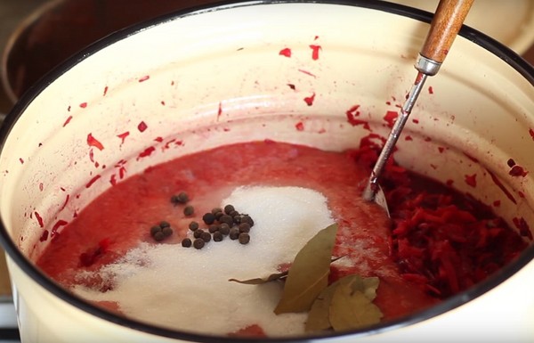 Borsch för vintern i burkar, recept för beredningar med betor och kål, tomatpasta och utan det