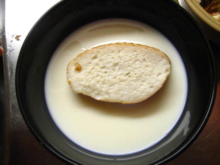 mjölkfiltrerad loaf bröd i mjölk