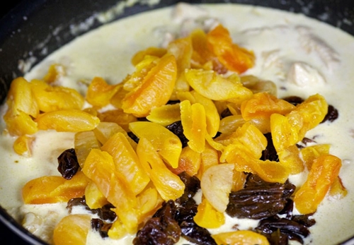 yoghurt med pommes frites och torkade aprikoser
