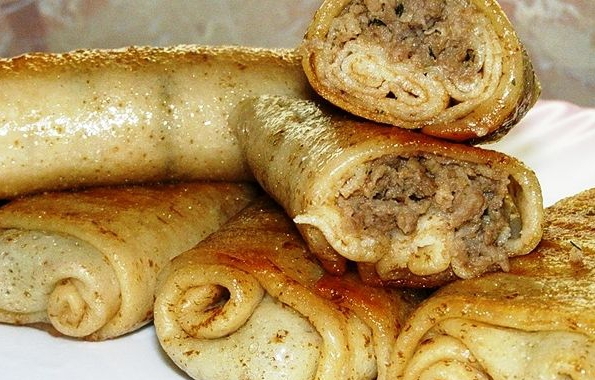 Matlagningshemligheter: recept för de mest utsökta fyllda pannkakorna med foton och videoklipp