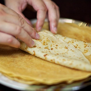 Matlagningshemligheter: recept för de mest utsökta fyllda pannkakorna med foton och videoklipp