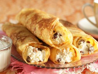 Matlagningshemligheter: recept för de mest utsökta fyllda pannkakorna med foton och videoklipp