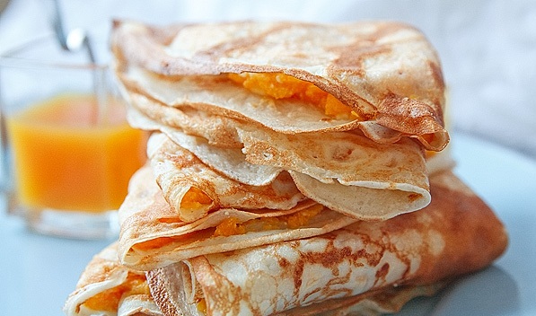Matlagningshemligheter: recept för de mest utsökta fyllda pannkakorna med foton och videoklipp