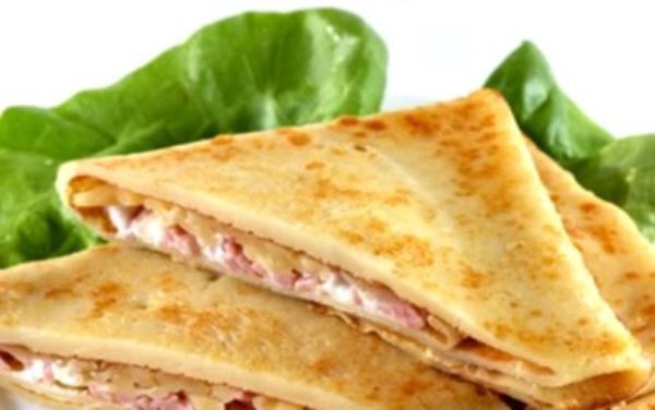 Matlagningshemligheter: recept för de mest utsökta fyllda pannkakorna med foton och videoklipp